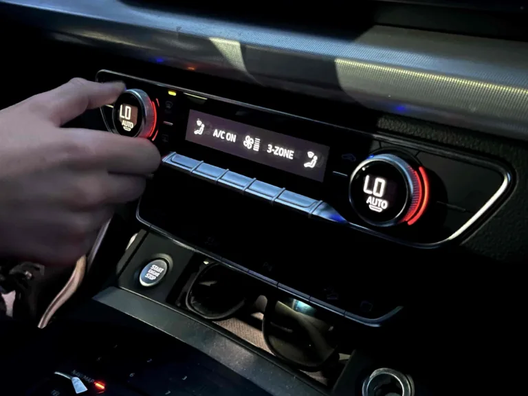 Auto klima ne hladi
